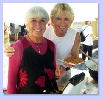 Barbara Rütting und Mark  beim Waffelbacken